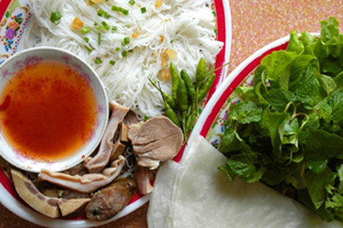 Tất cả những hương vị ấy hòa quyện để tạo nên một món ăn được xếp vào hàng đặc sản ở vùng đất đầy nắng gió này. Ảnh: chodientuvietnam