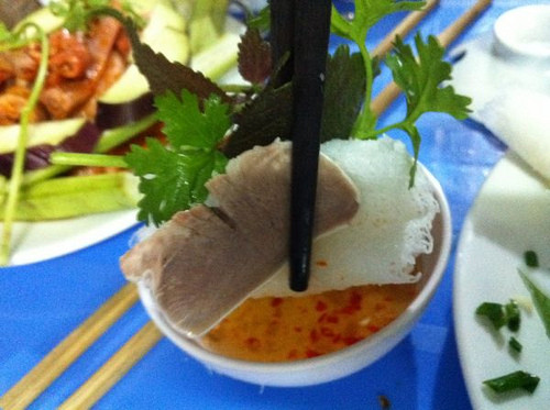 Để thêm vị chua thanh, có thể chắt thêm ít me vắt hoặc chanh vào sau cùng. Nhờ cách pha đặc biệt này mà nước chấm ăn kèm lúc nào cũng nóng hổi, đậm đà. Ảnh: vinface