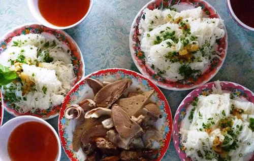 Nước chấm cũng là một trong những yếu tố làm nên cái ngon đậm đà của bánh hỏi lòng heo nơi đây. Nước chấm phải được nấu từ nước mắm ngon. Người dân ở đây thường luộc cà chua, ớt sừng, xay nhuyễn để lấy màu đỏ tươi tự nhiên rồi đem nấu cùng nước mắm, đường và nước. Ảnh: tinmoi