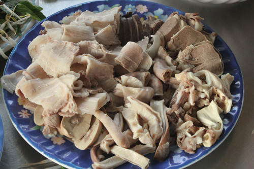 Một đĩa lòng phải có đủ tim, gan, cật, phèo non, dồi nướng và đặc biệt không thể thiếu thịt ba chỉ. Công đoạn tìm nguồn lòng heo ngon, đảm bảo vệ sinh là yếu tố rất quan trọng, quyết định chất lượng món ăn. Ảnh: alobacsi