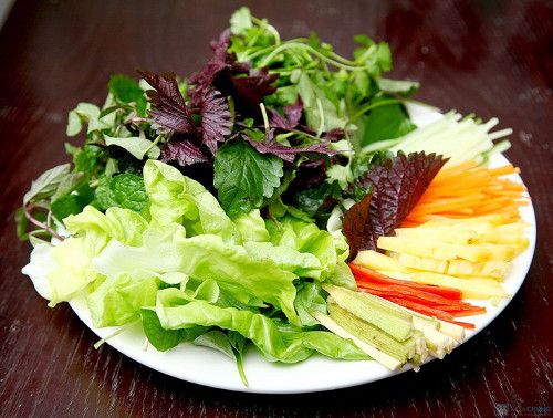 Ăn kèm bánh hỏi lòng heo còn có bánh tráng mỏng và rau sống. Bánh tráng thường được phơi sương hoặc ủ lá chuối để tăng độ dẻo dai. Rau sống ăn kèm thường là húng lũi, xà lách, tía tô, quế, ớt xanh…Ảnh: vietq