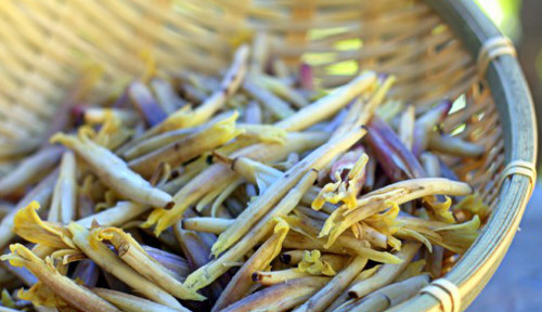 Cá cơm kho chay với nguyên liệu từ hoa chuối giản dị lại khá độc đáo để cúng Rằm tháng giêng. Nụ hoa chuối ngâm nước muối loãng + chanh khoảng 15 phút rồi vớt ra để ráo nước. Ảnh: bepgiadinh