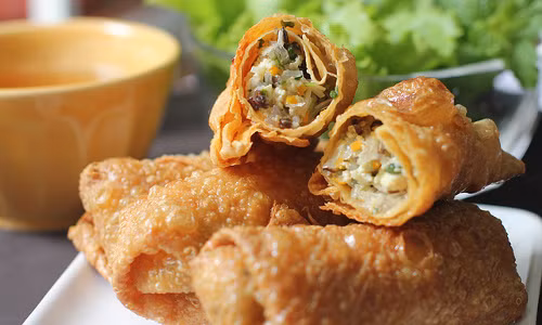 Nem phù trúc là một món chay giòn, thơm, hấp dẫn, được làm với nguyên liệu từ các thành phần rau củ. Cà rốt, củ đậu gọt bỏ vỏ, nạo nhỏ. Đậu phụ dằm nát. Phù trúc, miến, nấm hương, mộc nhĩ ngâm nước rồi rửa sạch. Mộc nhĩ, nấm hương, giá, rau mùi thái nhỏ. Ảnh: nauanngon