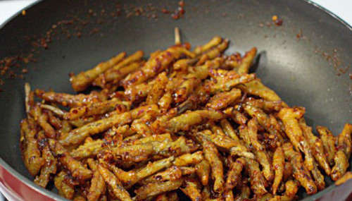 Tắt bếp rồi rắc tiêu lên trên là được. Ảnh: bepgiadinh 