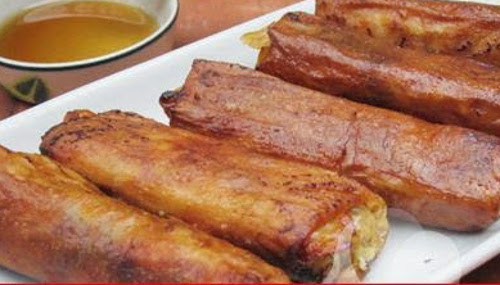 Trộn tất cả các nguyên liệu cùng muối, mắm chay và mì chính. Sau đó trải phù trúc ra mâm, cho nhân vào 1 đầu của miếng phù trúc rồi gói lại như gói nem. Cho từng cuốn nem phù trúc vào rán vàng các mặt là được. Khi ăn chấm nem phù trúc chay với nước mắm chay. Ảnh: thegioianchay