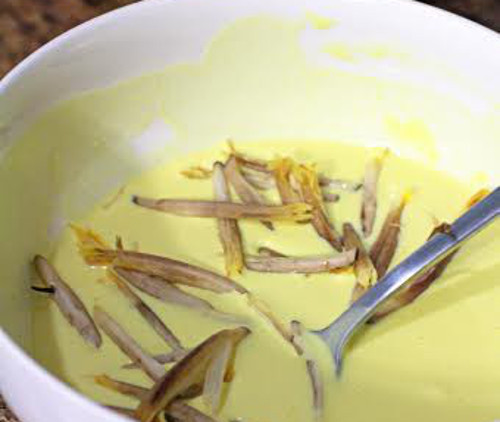 Sau đó, hòa bột chiên giòn với nước tạo thành hỗn hợp sền sệt rồi cho nụ hoa chuối vào trộn đều. Tiếp theo cho từng nụ hoa chuối vào chiên giòn. Ảnh: bepgiadinh