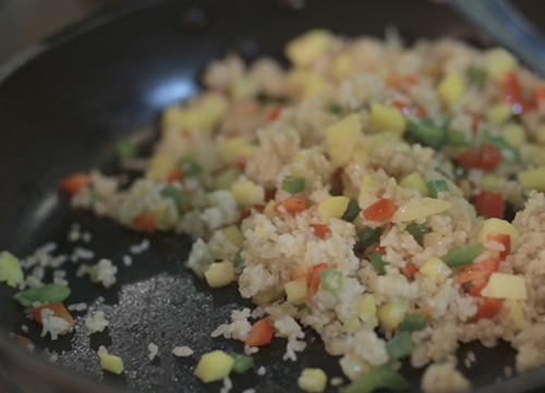 Đun nóng dầu ăn rồi cho cơm vào, đảo đều đến lúc hạt cơm cháy cạnh. Cho dứa, ớt chuông xanh và ớt chuông đỏ vào đảo cùng. Nêm muối và mì chính cho vừa miệng. Ảnh: emdep