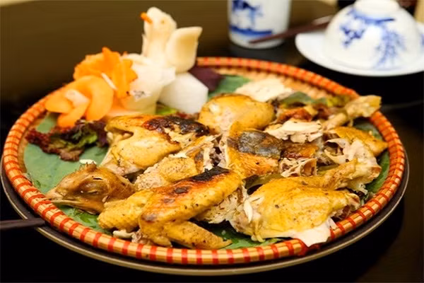 Món ăn có tên gọi vui là "gà cái bang" thực chất là gà nướng đất sét được chế biến rất cầu kì và tinh tế. Thịt gà được bọc trong đất sét rồi nướng, có mùi thơm ngon độc đáo hơn hẳn, hấp dẫn thực khách ngay từ cái nhìn đầu tiên. (Ảnh: depplus.vn)