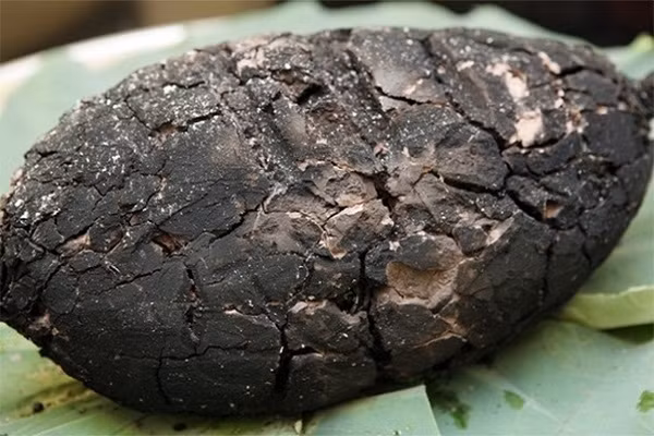 Từ miếng đất dẻo dính ban đầu, gà nướng khi hoàn thiện có lớp đất khô rang, săn cứng, lấy đầu que chọc vào phải không còn dính đất mới là gà đã chín. Mùi thơm của thịt gà bọc đất nướng rất đặc trưng và riêng biệt khiến thực khách phải mê mẩn. (Ảnh: depplus.vn)