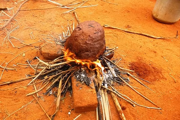 Nướng gà là công đoạn cầu kì hơn cả, cần phải chuẩn bị thật nhiều củi khô, nướng liên tục trên lửa từ 1 đến 2 tiếng để đất nóng kĩ, đủ ngấm và làm chín thịt gà. (Ảnh: internet)