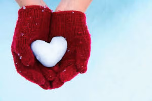 3. Thời tiết lạnh cải thiện đời sống tình dục. Một báo cáo của Viện Y tế quốc gia phát hiện ra rằng, nồng độ testoterone ở nam giới tăng trong mùa thu và vọt lên vào tháng Hai dương lịch. Mùa hè ấm lại là lúc nồng độ testoterone thấp nhất, có thể làm giảm hứng thú ở các chàng và "dìm chết" sự thỏa mãn tình dục.