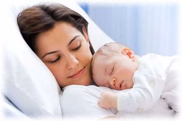 Trong trường hợp này, trẻ không chỉ cao lớn mà còn phát triển tối ưu về tình cảm, trí tuệ, thể chất. Có lẽ chính những vuốt ve, âu yếm mà bố mẹ dành cho trẻ trong lúc ngủ đã kích thích tăng trưởng. Bên cạnh đó, việc được bú mẹ khi ngủ chung cũng giúp trẻ lớn nhanh hơn.