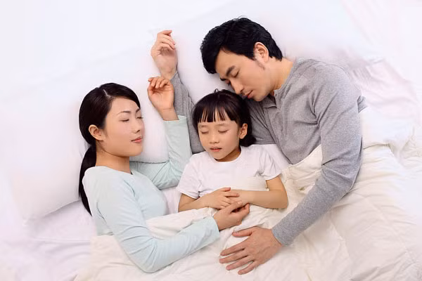 Dễ hơn cho các bà mẹ cho con bú. Các bà mẹ cho con bú sẽ có cảm giác được nghỉ ngơi tốt hơn vì họ không cần phải ra khỏi giường do đó giấc ngủ ít bị xáo trộn và họ cảm thấy tập trung, tỉnh táo hơn vào ban ngày.