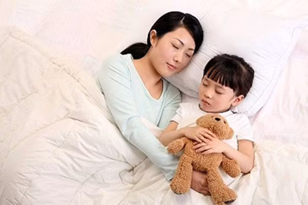 Giảm nguy cơ căng thẳng và đột tử (SIDS). SIDS là hội chứng đột tử ở trẻ em mà đa số những trường hợp xảy ra là với trẻ dưới 1 tuổi.Trẻ bị chứng này hoàn toàn khỏe mạnh, không có bất kỳ một triệu chứng nào lạ về sức khỏe. Nhiều bố mẹ bỗng thấy con mình biến sắc, mềm nhũn và đã tắc thở từ bao giờ. Một số ít trường hợp may mắn bé sẽ được hồi tỉnh lại bằng các phương pháp hồi phục hoạt động của tim và hô hấp.