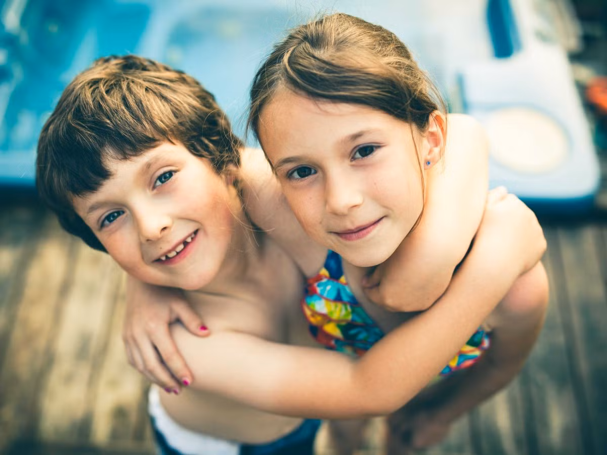 3. Tuổi tác không ảnh hưởng đến chỉ số IQ. Đôi khi trong một gia đình, con trai cả có chỉ số IQ cao nhất nhưng cũng có thể là ngược lại. Chỉ số thông minh không phụ thuộc vào thứ tự sinh nhưng lại do di truyền hay tuổi tác của cha mẹ. Gen di truyền vẫn chiếm một vai trò quan trọng. Các yếu tố môi trường có thể khiến IQ của bạn tăng hoặc giảm một vài điểm, nhưng đó chẳng là gì nếu so với những yếu tố bẩm sinh. 