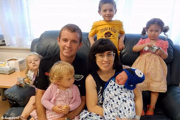 Tháng 12/2011, Mary sinh bé Sienna khi đang đi giữa đường. Lúc đó, chồng cô phải dừng xe trên dải phân cách để đỡ đẻ cho vợ.