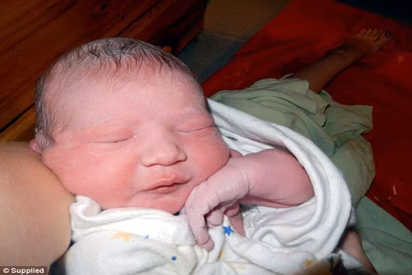 Đó là một buổi sáng đẹp trời. Mary vừa bước vào nhà vệ sinh, cô bỗng thấy đau bụng nhẹ. Sau đó, cô trở lại phòng ngủ, gọi chồng dậy vì cô cảm thấy mình sắp sinh. Anh chồng Simon vừa bước vào phòng tắm vẻn vẹn 2 phút để chuẩn bị thì vợ anh đã sinh một bé trai kháu khỉnh tên là Brody.