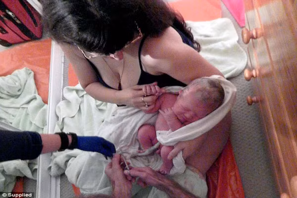 Mary Gorgens, 35 tuổi, hiện sống tại Sydney, Australia được bạn bè đặt cho biệt danh “hắt hơi cũng sinh con”.