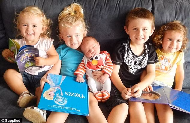 Còn bé thứ tư, Mila, thậm chí còn không kịp lên xe. Chỉ 10 phút sau khi đau đẻ, Mila đã ra đời.