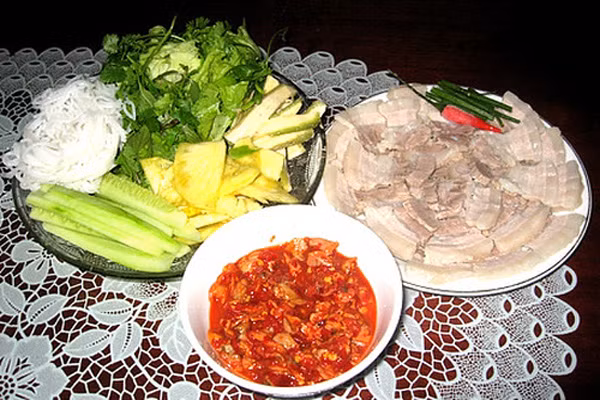 Trước khi đưa mắm sò vào bữa ăn, ta thường trộn vào đó các thứ gia vị, nhất là trái vả xắt mỏng hay đu đủ thái sợi, khế, chuối chát. Hương vị mắm sò vốn đã thơm ngon, lại còn thơm ngon hơn khi được tăng cường thêm vị béo của thịt heo. Mắm sò ngon nhất là khi chín, múc ra chén thấy mắm có màu đỏ au, nước đặc sệt và còn nguyên ruột sò. (Ảnh: Amthuc365).