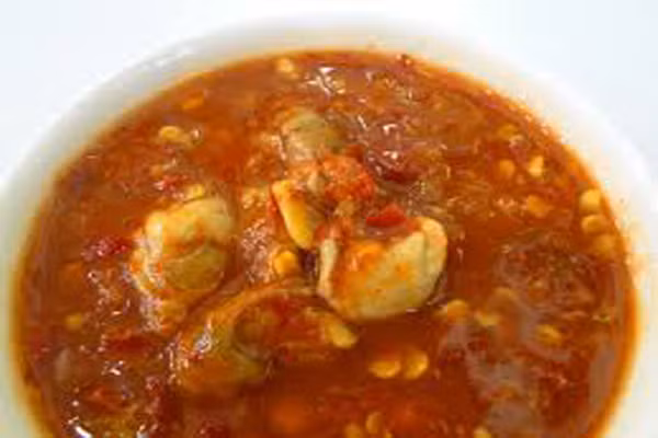 Mắm sò. Nếu từng thử mắm sò Lăng Cô, ắt hẳn không ai quên được mùi vị độc đáo, thơm dịu và hương vị cay nồng đầu lưỡi. Mắm sò làm khá công phu, ngư dân đi đào sò về, chẻ sò sao cho giữ nguyên ruột, sàng sạch cho đến khi nào hết cát và nước trong veo. Ớt bột, củ riềng xắt nhuyễn, đậu xanh rang giã mịn và muối hột cho vào thau sò trộn đều. Sau đó, đổ tất cả vào hộp đậy thật kín. Khoảng 15 – 20 ngày, con sò nổi lên mặt là mắm sò đã chín. (Ảnh: Caibatvang).