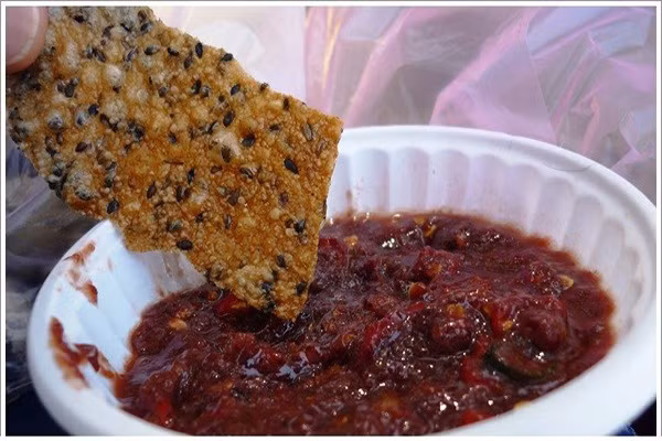 Cách làm mắm nhum không hẳn là quá khó đối với những bà nội trợ hành nghề, nhưng để đánh bắt được loại nhum ngon thì rất khó. Đầu tiên, sẽ nạo tuột nhum, ướp chung với mắm rồi đem ủ trong bếp tro hoặc phơi nắng để nhum mau chín. Chỉ vậy thôi mà mắm nhum lại có vị béo ngậy đặc biệt, dùng để chấm với bánh tráng cuốn thịt thì hết í. Màu đỏ sền sệt, sóng sánh của nhum khiến thực khách chưa ăn đã tướt nước bọt ra rồi. (Ảnh: Datmon).