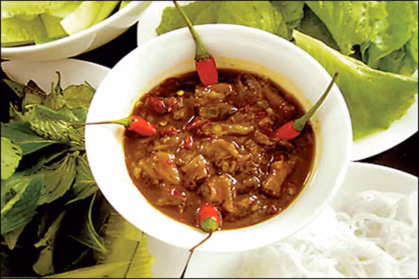 Bỏ ruột cá vào thẩu nhựa hoặc thủy tinh cùng với muối hột theo tỷ lệ 2 ruột - 1 muối. Khoảng 15 ngày sau, khi muối mặn đã thấm vào từng ruột cá thì trong thẩu bắt đầu xuất hiện một lượng nước, có màu đục sẫm, đấy là tinh chất của ruột cá tiết ra, lượng nước này tăng dần lên ở giai đoạn tiếp theo. Sau ba tháng, kể từ ngày muối mắm là thời gian thích hợp để mở nắp. Múc ra bát, nước mắm ruột cá ngừ đằng đặc, sền sệt như nước mắm cái ngon vô cùng. (Ảnh: Dulichvietnam).