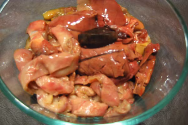 Mắm ruột. Từ nguyên liệu chính là ruột của các loại cá biển, người dân vùng duyên hải miền Trung chế biến ra một loại mắm rất đặc biệt. Tuy không phổ biến như những loại mắm ở miền Tây Nam bộ, nhưng mắm ruột vẫn khiến người ăn thấy hấp dẫn và lạ miệng. Cách làm mắm ruột cá cũng khá đơn giản. Quan trọng là người làm mắm phải chọn cá thật tươi. Cá càng tươi, càng to thì mắm càng ngon, càng lắng đọng nhiều dư vị. (Ảnh: Quynhon11).