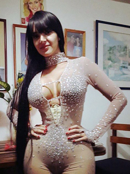 Cô nàng này mặc corset từ lúc còn bé và bây giờ ngực đã lên size 34DD, vòng eo chỉ 51cm thu hút mọi ánh nhìn bất cứ nơi nào cô xuất hiện. Được biết, Aleira làm điều này bởi cô khao khát mình được nổi tiếng và thích được mọi người khen cô sexy quyến rũ.