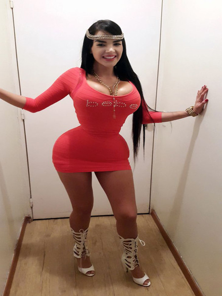 Nhiều người cho rằng, Aleira đã phẫu thuật xương sườn và thậm chí còn tưởng rằng, cô là người ngoài trái đấy hay người chuyển giới.