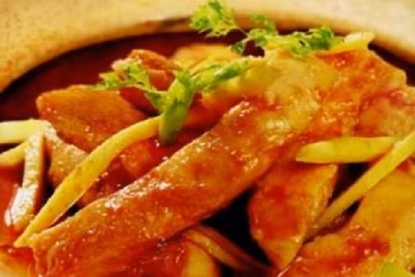 Món ăn có vị đậm đà của thịt gà kho mặn, thoang thoảng mùi thơm và vị nồng ấm của gừng và ánh màu nâu đỏ tuyệt hảo. Từng miếng thịt gà được xắt nhỏ hòa quyện cùng vị gừng cay cay và rượu Vodka khi thưởng thức cùng cơm nóng sẽ khiến bạn không thể chối từ. (Ảnh: amthuc365)