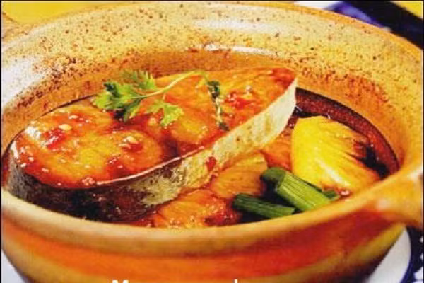 Cá nấu rượu vang là một trong những món ăn đặc sản thường xuất hiện trong menu của các nhà hàng sang trọng. Thịt cá thơm ngon hòa quyện cùng vị rượu cay nồng khiến món ăn trở nên hấp dẫn hơn. Món này dùng kèm với bánh mì chấm muối tiêu chanh rất ngon hoặc dùng nóng thưởng thức với cơm trắng sẽ rất tuyệt. (Ảnh: hoianuong.vn)