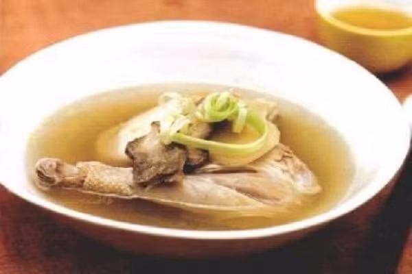 Canh gà nấu rượu trắng: Vị gà và mùi thơm của rượu hòa quyện với nhau sẽ là một sự kết hợp tuyệt hảo cho ngày làm việc mệt mỏi. Thịt gà mềm mềm đậm đà gia vị sẽ rất ngon khi dùng nóng. (Ảnh:Herbal)