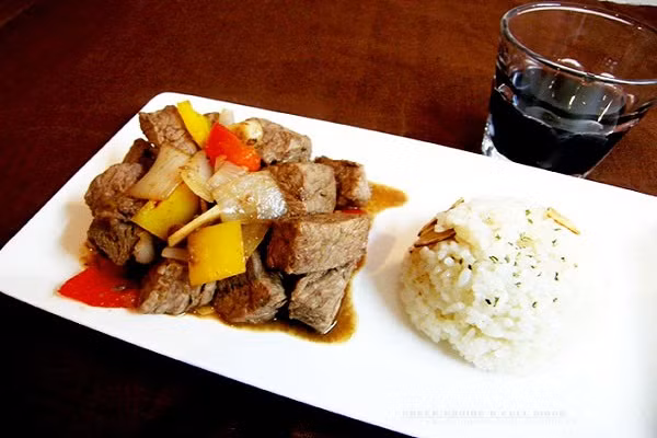 Bò lúc lắc sốt rượu vang: Thịt bò kết hợp cùng với rượu vang càng làm tăng sức hấp dẫn từ hương vị tới màu sắc của món ăn. Thịt bò thơm ngọt hòa quyện với chút vị nồng của rượu vang được chế biến theo phong cách Tây giúp bữa cơm càng thêm ngon miệng. (Ảnh: webdulieu)