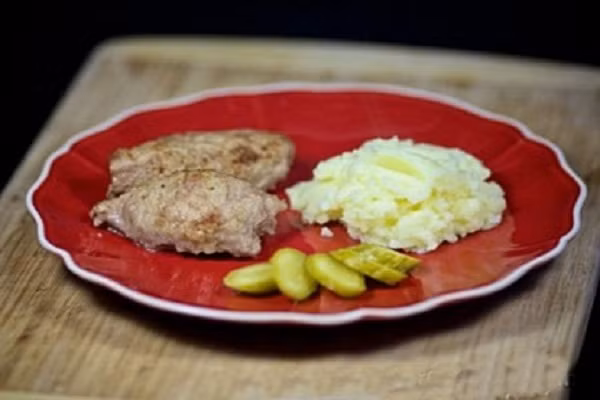  Thịt bê cuộn lê sốt rượu: Món ăn lạ miệng với vị thanh ngọt của miếng lê kết hợp cùng vị bùi thơm của thịt bê lại thêm hương thơm phảng phất của rượu vang trắng chắc chắn sẽ làm bạn phải bất ngờ.(Ảnh: amthuc365)