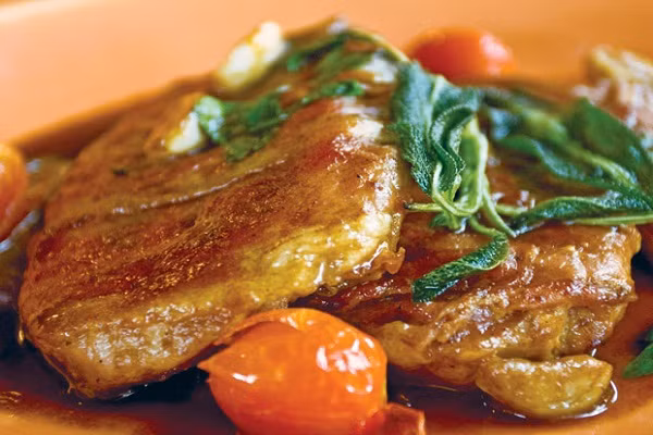 Thịt heo nướng sốt vang: Món thịt nướng thơm ngậy quyện với chút vị nồng của rượu và vị ngọt tự nhiên của thịt heo sẽ vô cùng hấp dẫn thực khách. Bạn cũng có thể dùng sườn heo để nướng và sốt vang cũng rất ngon và tuyệt vời khi dùng với cơm nóng.(Ảnh:naungon). 