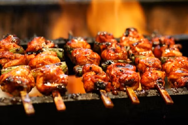 Thịt xiên nướng. Thịt nướng cháy cạnh dậy mùi chấm cùng tương ớt cay xé lưỡi làm tăng thêm hương vị cho món ăn. Cái giòn giòn dai dai của thịt, cái nóng của những lát rau củ cùng sa tế dậy mùi thơm, hòa trong vị cay của tương ớt làm cho món ăn thêm đậm đà.(Ảnh: m.newsen.vn)