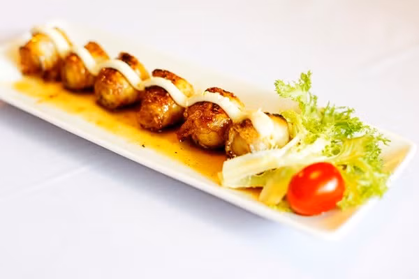 Trứng cút nướng. Hương thơm của trứng cút nướng kết hợp cùng vị béo của sốt maiyonnaise mang đến cho bạn trải nghiệm thú vị khiến bạn cứ muốn thưởng thức thêm lần nữa. . Dọc các con phố hay ngõ ngách nhỏ đều tấp nập các quán ăn vỉa hè, xe đẩy với nhiều món ăn vặt khác nhau khiến teen cảm thấy thèm thuồng. Những món nướng mới lạ đã tạo nên cơn sốt được săn lùng của nhiều bạn trẻ Sài thành. (ảnh: internet)