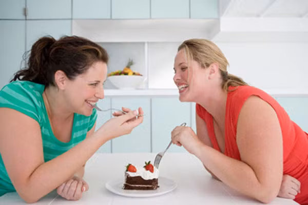 Chị em không kiểm soát tốt chuyện ăn uống bằng cánh đàn ông. Thường thì khi eva buồn chán, họ sẽ tống hàng tá đồ ăn vặt vào cơ thể với mong muốn giảm cảm xúc căng thẳng hay để an ủi chính mình. Đàn ông thì ngược lại, khi buồn họ thường bạn bè với rượu chè thuốc lá hơn. Đây là nhân tố không chỉ làm nam giới sút cân nhanh chóng mà còn kéo theo sức khỏe tụt dốc.