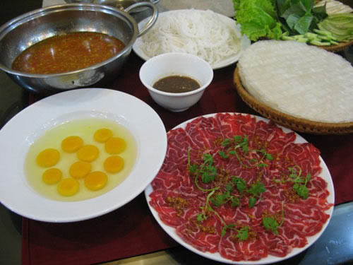 Nước chấm cũng bằng cơm mẻ, lọc lấy nước, nêm chua ngọt, hơi đậm đặc một chút. Ngoài ra có thể chấm với muối tiêu chanh, hoặc cuốn rau sống bánh tráng cũng rất thú vị. Ảnh: photobucket.