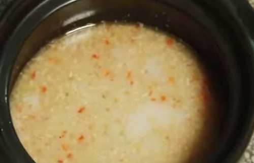 Mẻ tán nhuyễn, lọc qua rây, sả đập dập. Tỏi ớt phi thơm. Đổ nước dùng vào nấu sôi, sau đó cho mẻ vào, nêm cho có độ chua, mặn nhẹ là được nồi nước lẩu. Ảnh: youtube