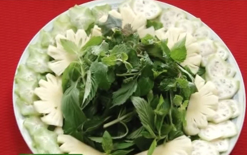 Rau ăn kèm gồm có cải thảo, củ cải xắt lát, cà rốt, rau cần, mồng tơi, chuối chát, ngò gai, lá quế, rau mùi… Ảnh: youtube