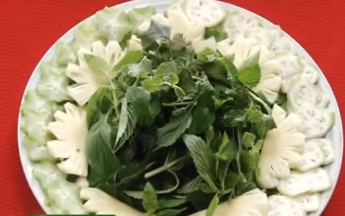 Rau ăn kèm gồm có cải thảo, củ cải xắt lát, cà rốt, rau cần, mồng tơi, chuối chát, ngò gai, lá quế, rau mùi… Ảnh: youtube