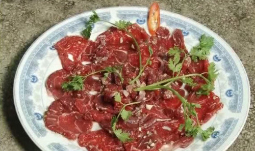 Thịt trâu rửa sạch, xắt thành từng miếng thật mỏng rồi ướp thịt trâu với tỏi, gừng, nước tương, bột ngọt…trong 30 phút cho thịt ngấm gia vị. Ảnh: youtube