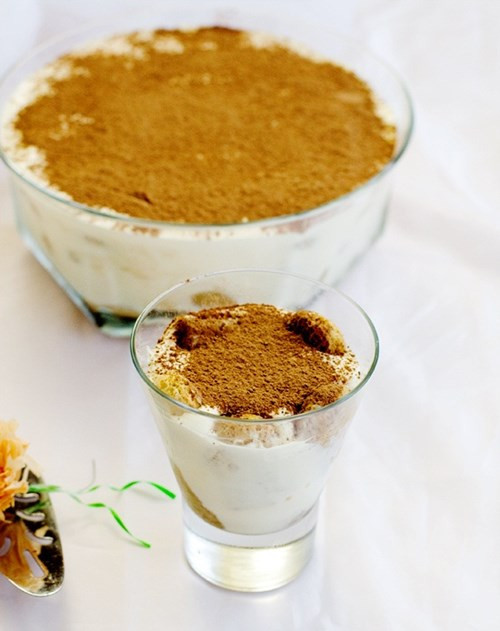 Bạn có thể làm thật nhiều lớp bánh tùy theo sở thích và chiều cao ly của bạn. Vậy là hoàn tất một cốc bánh tiramisu vị bia đúng kiểu người Việt yêu thích rồi. Đừng chần chừ gì nữa, hãy bắt tay vào bếp nhé.