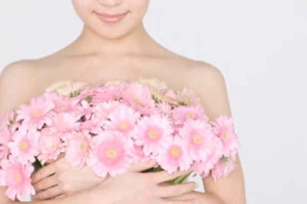 Dựa trên dữ liệu từ 252 phụ nữ đã phát triển ung thư vú, các nhà nghiên cứu tính toán rằng, nếu như ngực hai bên bị lệch khoảng 3,3 ounce (93,5 gram) thì người đó có nguy cơ ung thư vú đến 50%. Giải thích cho điều này, các nhà khoa học cho rằng, hooc môn estrogen đóng vai trò quan trọng trong sự phát triển ung thư vú và một bộ ngực không cân xứng có thể là điềm báo cho sự thay đổi hooc môn đột ngột.