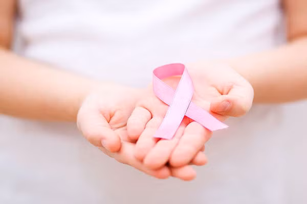 Bạn nên tự mình kiểm tra tại nhà dấu hiệu ung thư vú khi có những triệu chứng trên. Sờ từ bầu ngực vuốt lên trên theo đường hõm nách thì thấy có hạch nổi lên ở nách. Hạch ở nách là giai đoạn đầu tiên phát triển bệnh ung thư vú.