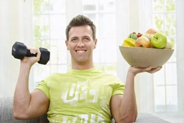 8. Hầu hết mọi người đều ăn protein nhiều hơn cơ thể cần. Mọi người thường đổ xô vào các thực phẩm như sữa và thịt vì nghĩ rằng cơ bắp mình không rắn chắc là do thiếu protein. Trong khi đó, các chuyên gia dinh dưỡng lại cho rằng, hầu hết mọi người ăn thừa protein. Thậm chí Cơ quan Nghiên cứu Sức khỏe và Dinh dưỡng Quốc gia Mỹ còn cung cấp bằng chứng, người Mỹ nạp gấp đôi lượng protein họ cần.