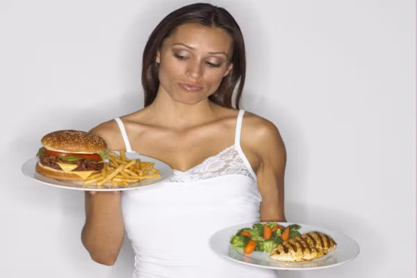 10. Ăn protein giúp bạn giảm cân. Protein cần thiết khi bạn cố gắng giảm cân. Nó giúp ổn định lượng đường trong máu và giúp việc trao đổi chất nhanh chóng. Một bữa ăn protein cao cũng làm cho bạn cảm thấu no lâu hơn, tránh việc ăn quá nhiều.