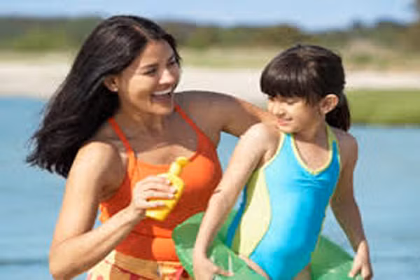 Chọn kem chống nắng cho trẻ con. Trẻ nhỏ cần được bảo vệ khỏi ánh nắng mặt trời. Trẻ sơ sinh lớn hơn 6 tháng tuổi vẫn phải dùng kem chống nắng. Tuy nhiên, không nên dùng kem của người lớn cho em bé.